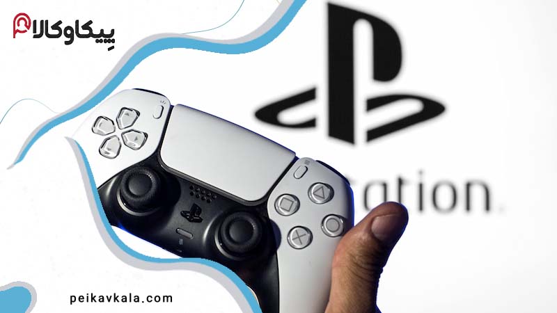 تصویر یک دسته کنترل سفید PS5  در کنار لوگوی PlayStation.